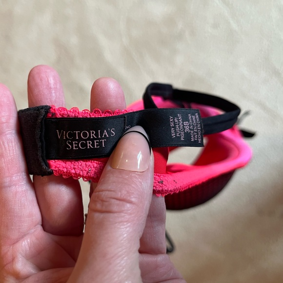 Victoria’s Secret Set- 2 push up bras with matching leopard lace panties. - Picture 4 of 6